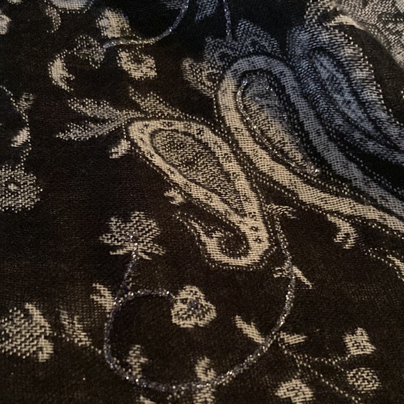 New imported black and white Diva pashmina. - Picture 2 of 2